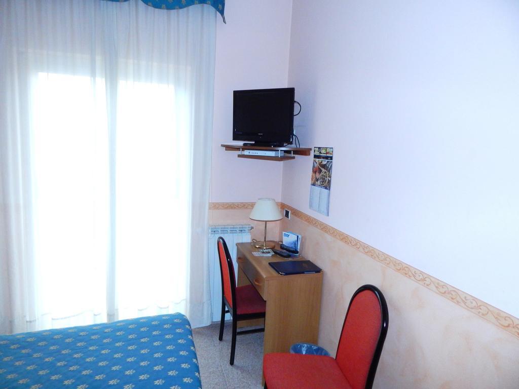 Hotel Torre Antica Loano Rum bild