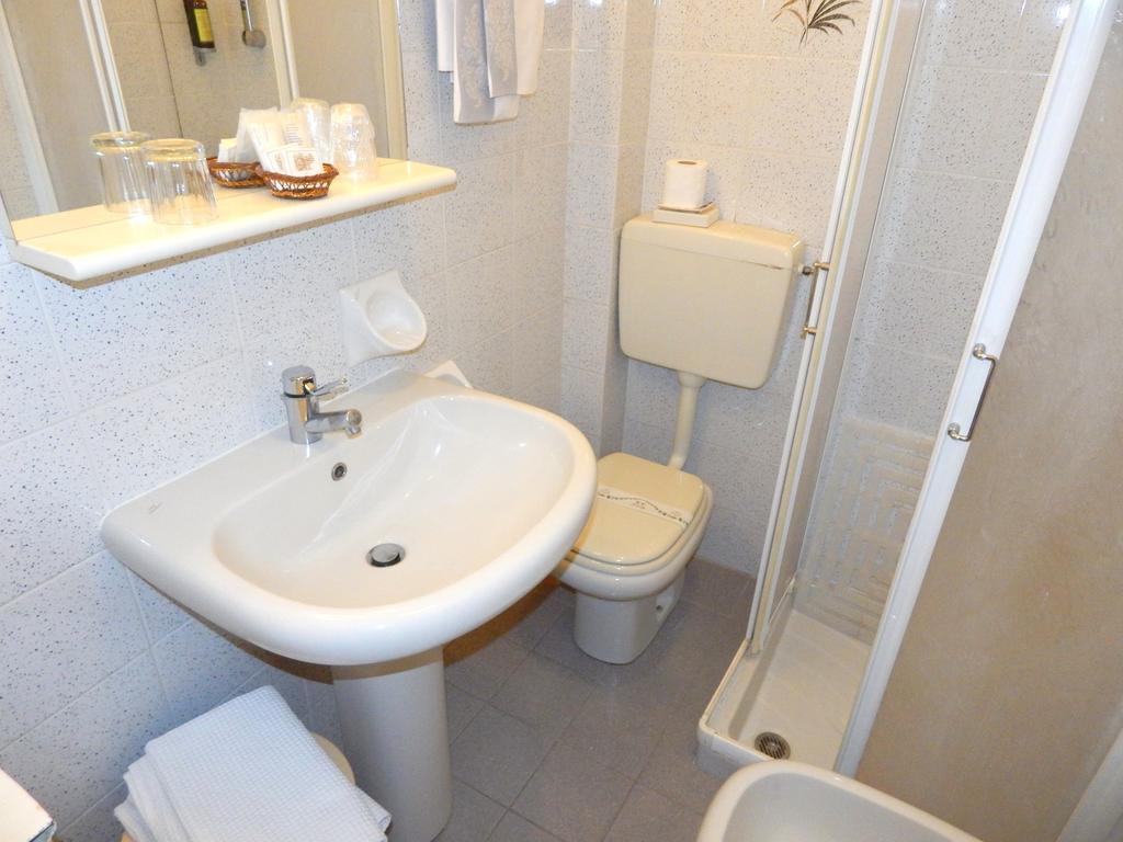 Hotel Torre Antica Loano Rum bild