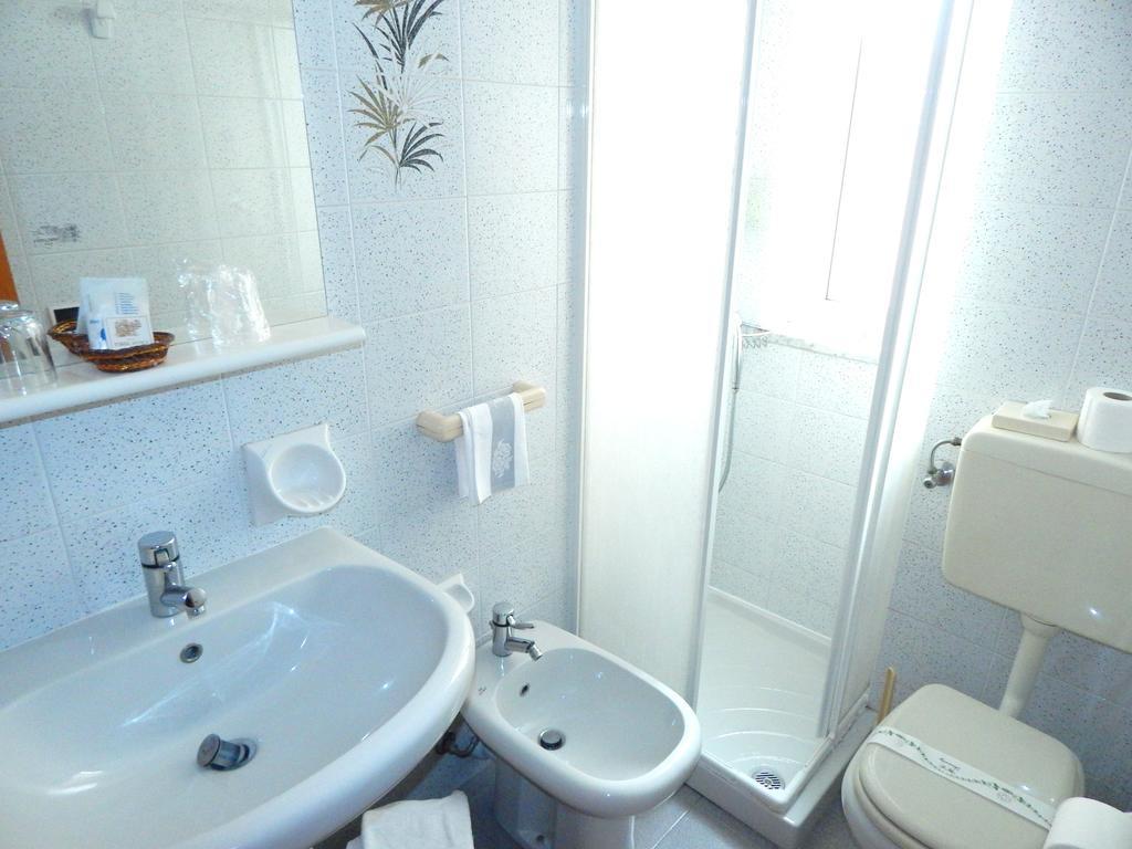 Hotel Torre Antica Loano Rum bild