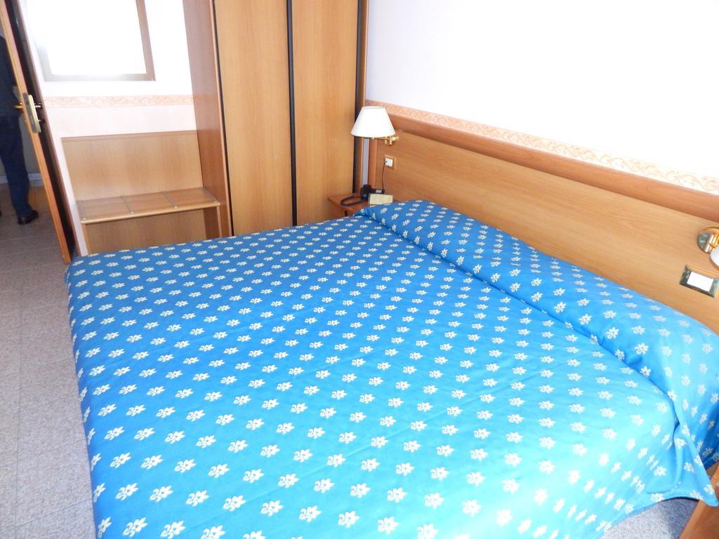Hotel Torre Antica Loano Rum bild